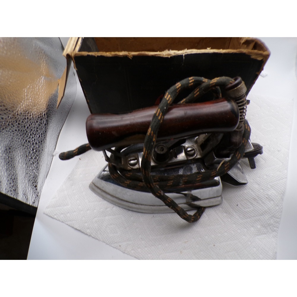 Vintage‎ Sunbeam Automatic Clothes Iron Appliance with Original Box Collectible